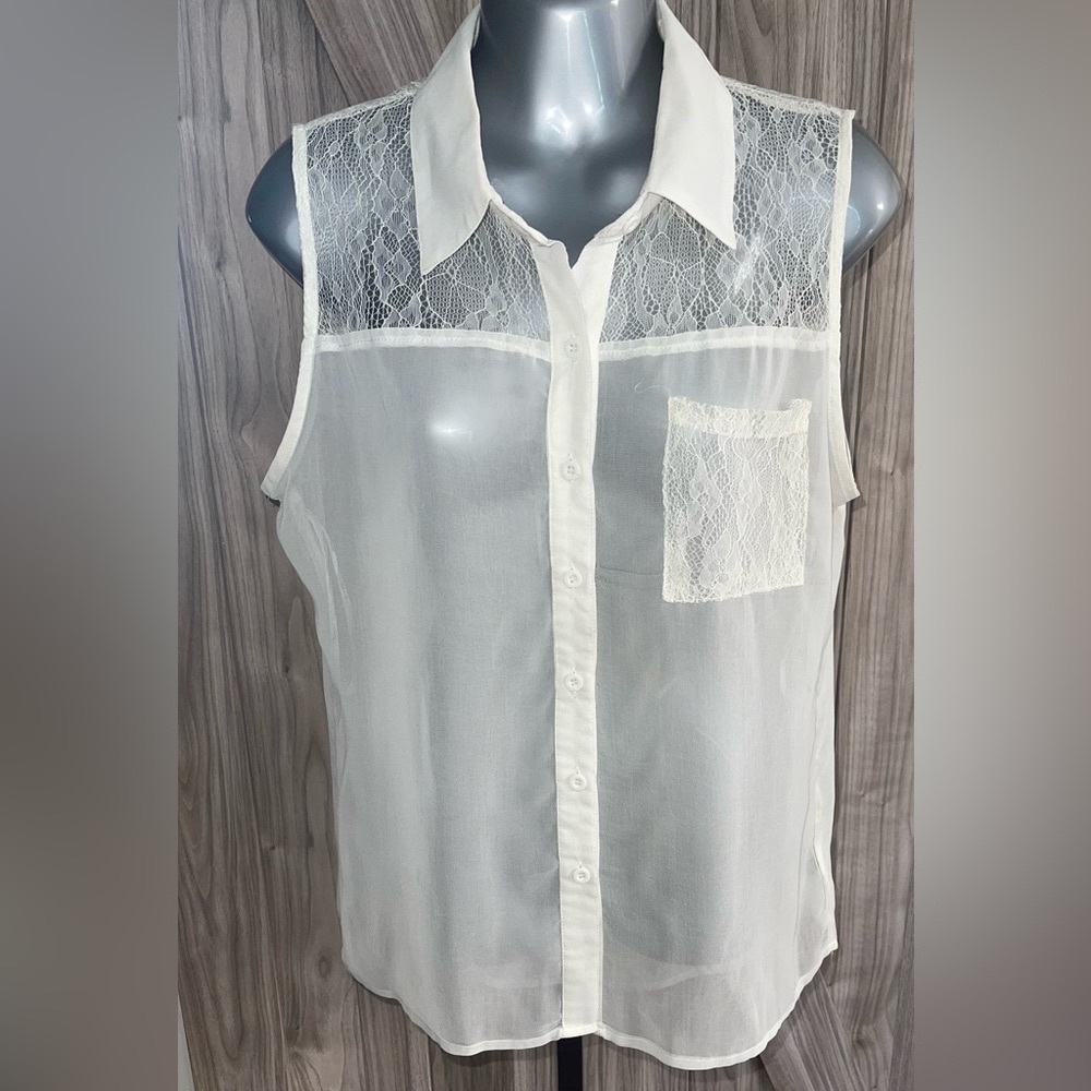 Beautiful vintage lace, and polyester top Size-Large